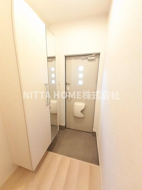 オーガスタ長田の玄関|広い玄関にシューズボックスも設置済み◆