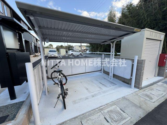 オーガスタ長田のエントランス|屋根付きの駐輪場は無料です(^^)