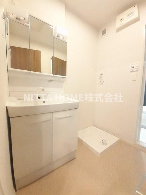 オーガスタ長田の洗面所|三面鏡の鏡が嬉しい洗髪洗面化粧台(*^^)v