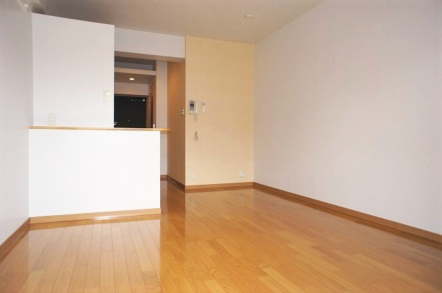 エンクレスト舞鶴の居間・リビング|こちらのリビングで趣味の時間をお楽しみください