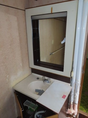 【独立洗面台】 | 網走市駒場北４丁目７番６号　中古売家 | 【リフォーム前】新品の洗面化粧台に交換します。