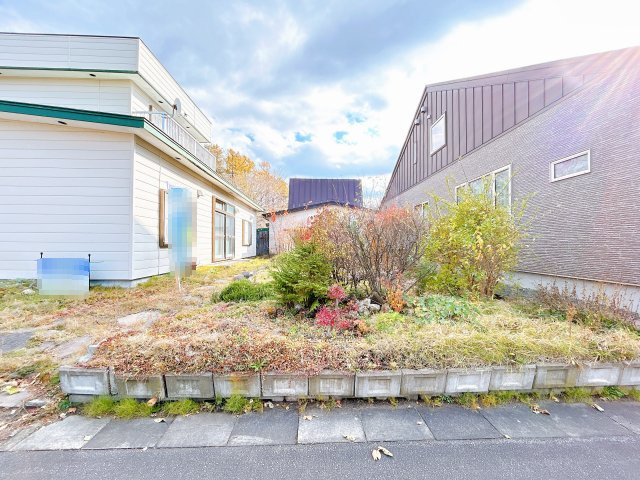 【庭】 | 網走市駒場北４丁目７番６号　中古売家 | 【リフォーム前】庭を駐車場へ変更予定です。並列で駐車可能ですので複数台お車を持っていても安心です。