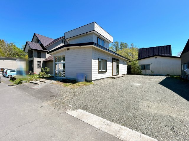 網走市駒場北４丁目７番６号　中古売家の駐車場|【リフォーム済】庭を駐車場へ変更致しました。駐車2台可能です。