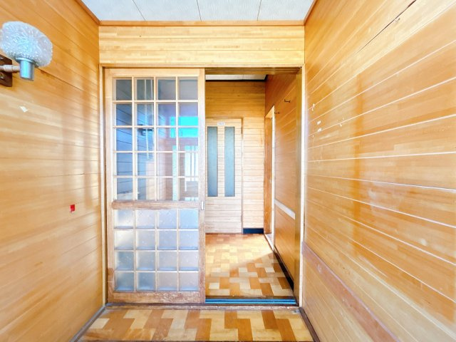 【玄関】 | 網走市駒場北４丁目７番６号　中古売家 | 【リフォーム前】玄関ホールは床と壁紙の張替えを行います。