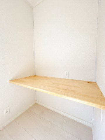網走市駒場北４丁目７番６号　中古売家の洋室|【リフォーム前】2階居室です。床と壁紙の張替えを予定しています。お子様のお部屋などにいかがでしょうか。