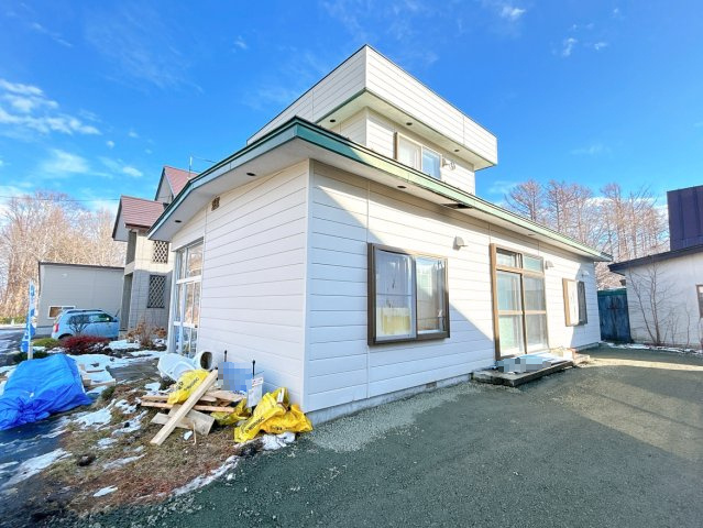 【外観】 | 網走市駒場北４丁目７番６号　中古売家 | 【リフォーム中】価格には消費税、リフォーム費用を含みます。