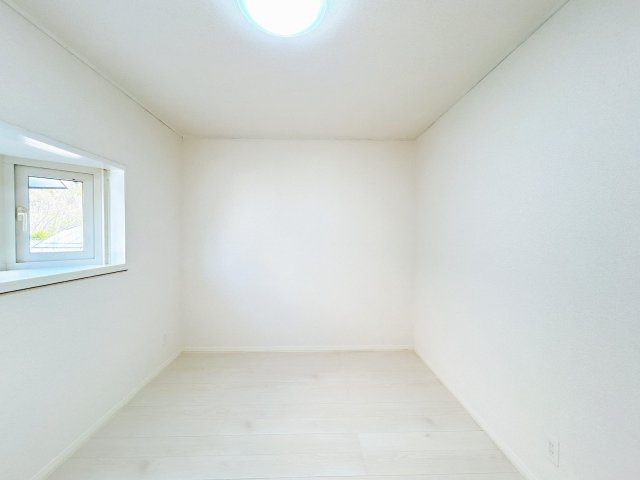 網走市駒場北４丁目７番６号　中古売家の収納|【リフォーム前】1階居室別アングルです。こちらの収納はクローゼットへ変更予定です。