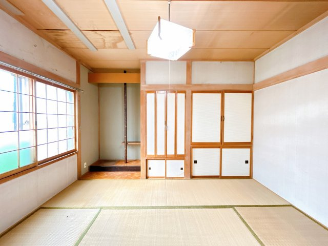 【収納】 | 網走市駒場北４丁目７番６号　中古売家 | 【リフォーム前】1階居室別アングルです。こちらの収納はクローゼットへ変更予定です。