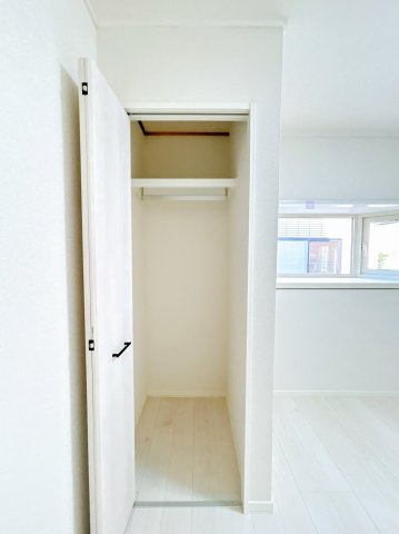 網走市駒場北４丁目７番６号　中古売家の収納|【リフォーム前】1階居室別アングルです。こちらのお部屋にも収納が付いており、お洋服などをしまえるので安心です。