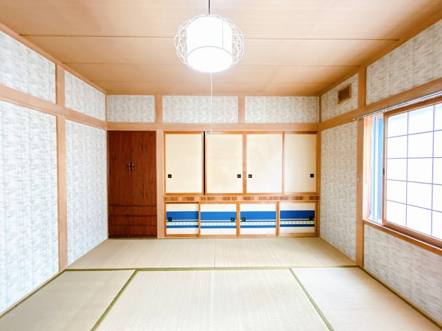 【収納】 | 網走市駒場北４丁目７番６号　中古売家 | 【リフォーム前】1階居室別アングルです。こちらのお部屋にも収納が付いており、お洋服などをしまえるので安心です。