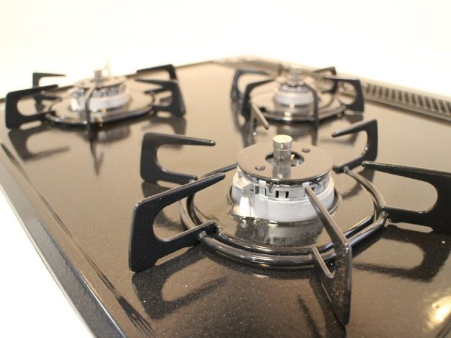 【キッチン】 | 網走市駒場北４丁目７番６号　中古売家 | 【同仕様画像】3口コンロは複数品目一緒に作れ、調理の心強い味方です。