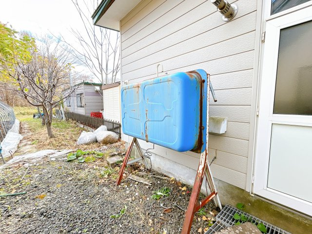 【設備】 | 網走市駒場北４丁目７番６号　中古売家 | 【リフォーム前】灯油タンクは塗装予定です。