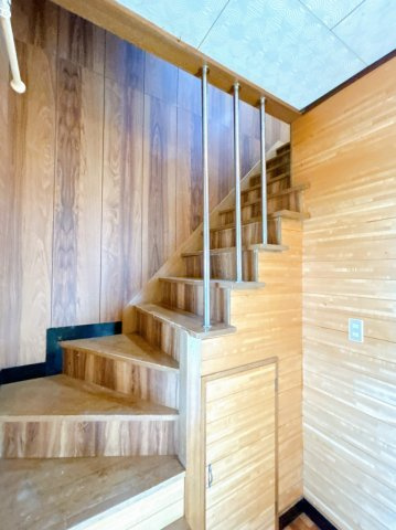 【その他共用部分】 | 網走市駒場北４丁目７番６号　中古売家 | 【リフォーム前】階段は塗装で仕上げる予定です。手すりも設置予定ですので上り下りの際は安心ですね。