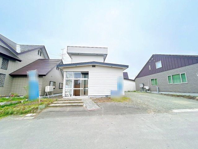 網走市駒場北４丁目７番６号　中古売家の外観|【リフォーム中】外観別アングルです。屋根は補修塗装を行います。