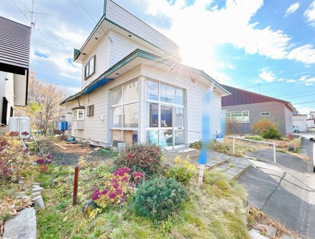 【外観】 | 網走市駒場北４丁目７番６号　中古売家 | 【リフォーム前】外観別アングルです。屋根は補修塗装を行います。