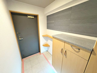 【玄関】 | ルネシエスタB棟 | 【玄関】ゆとりの玄関ですよ！玄関にシューズボックスありますよ！玄関周りもスッキリ片付きますね♪