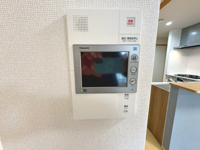 【防犯設備】 | ルネシエスタB棟 | ＴＶモニター付きインターホンですので、突然の来客時にも外の様子が確認できて安心です！