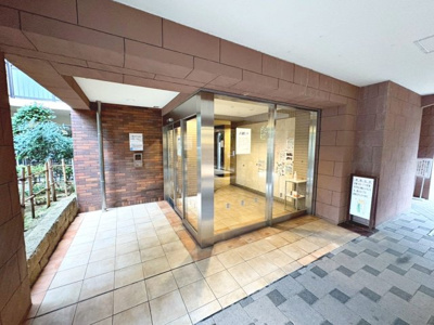 【エントランス】 | ルネシエスタB棟 | 食品館アプロまで徒歩９分！ファミリーマートまで徒歩８分！ココカラファインまで徒歩１３分！お買い物に便利な立地ですね♪