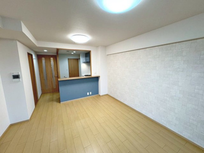 【居間・リビング】 | ルネシエスタB棟 | 【南東向きの１０階部分！日当たり・通風・眺望良好】たっぷりの陽光に包まれ穏やかな風邪が舞い込む心地いい住まいに気持ちも明るくなりますね♪