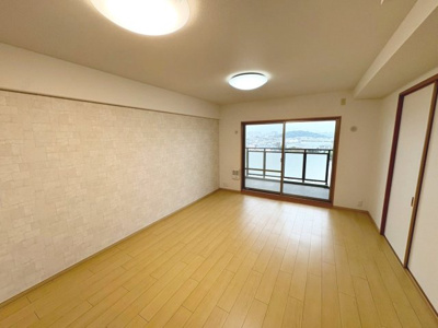 【居間・リビング】 | ルネシエスタB棟 | 【ＬＤＫ約１４．９帖】大きな窓は南東面にあり、明るい日差しがさしこみます！居心地良く、ご家族皆がゆったり寛げる憩いの空間となりそうです♪