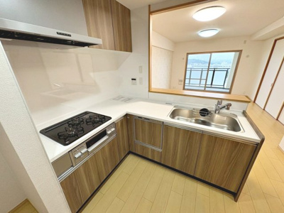 【キッチン】 | ルネシエスタB棟 | 【システムキッチン新調】Ｌ字型のシステムキッチンがあります♪収納があるおかげでキッチンも広く利用できるのは、お料理される方の嬉しいポイント♪食器洗浄乾燥機付ですので、忙しいママをサポートしてくれま