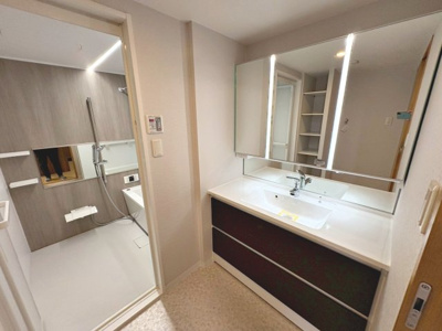 【独立洗面台】 | ルネシエスタB棟 | 【洗面台新調】シャワー付きなので、朝の身支度の忙しい時間に重宝しますね♪