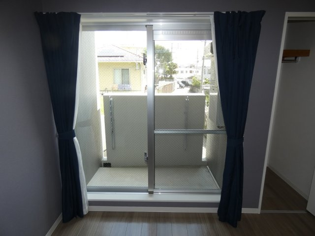 ザ・テラス浦西の居間・リビング|掃き出し窓です