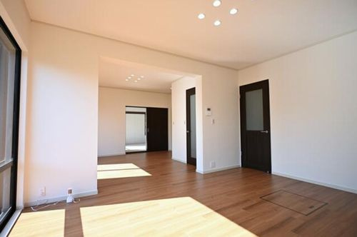 【居間・リビング】 | 【仲介手数料０円】伊勢原市桜台4丁目　中古一戸建て | 【仲介手数料０円】伊勢原市桜台4丁目　中古一戸建て