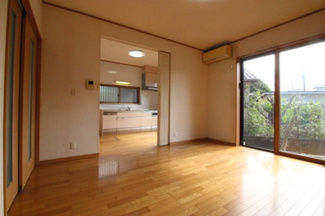 【居間・リビング】 | 太陽光発電の平屋住宅 駐車3台／稲敷月出里 | 使いやすい居間です
