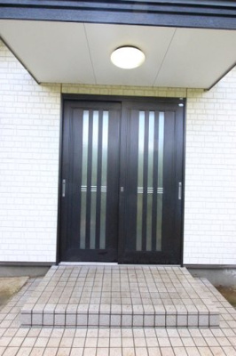 【玄関】 | 太陽光発電の平屋住宅 駐車3台／稲敷月出里 | 玄関です