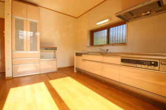 【キッチン】 | 太陽光発電の平屋住宅 駐車3台／稲敷月出里 | 日当たりの良い明るいダイニング・キッチン