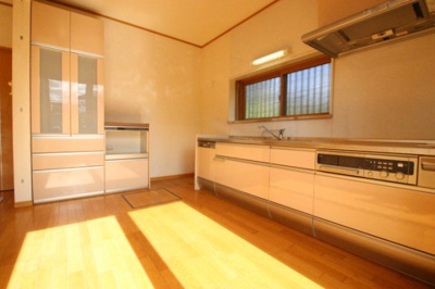 【キッチン】 | 太陽光発電の平屋住宅 駐車3台／稲敷月出里 | 日当たりの良い明るいダイニング・キッチン