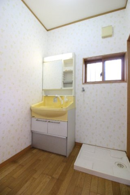 【独立洗面台】 | 太陽光発電の平屋住宅 駐車3台／稲敷月出里 | 独立洗面台あり、毎朝おしゃれに忙しい女性の方におすすめです
