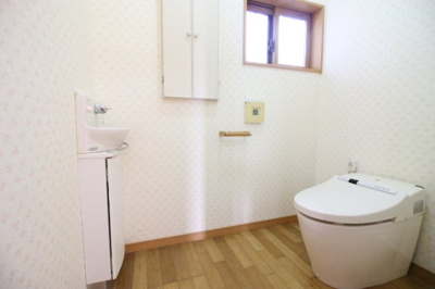 【トイレ】 | 太陽光発電の平屋住宅 駐車3台／稲敷月出里 | 落ち着いた色調のトイレです