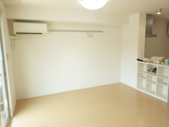 メゾン ルーナの居間・リビング|エアコン付きのリビング