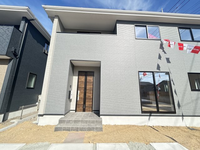 新築　前橋市前箱田町1期　2号棟の玄関|現地写真　ポストと一体型のTVモニターホンでセキュリティ安心！
