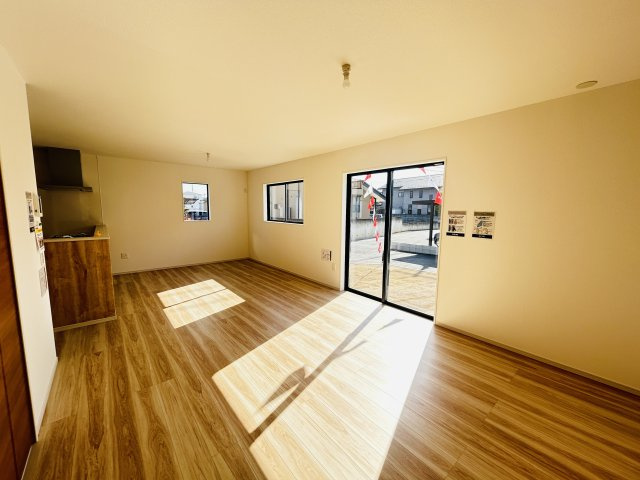 新築　前橋市前箱田町1期　2号棟の居間・リビング|現地写真　家族の会話が弾む対面キッチン。お子様の様子も確認できて安心ですね。

