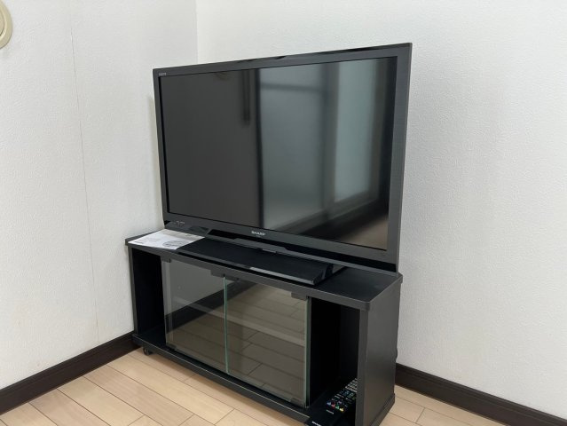 apartmentAの設備|32型のテレビ付きです