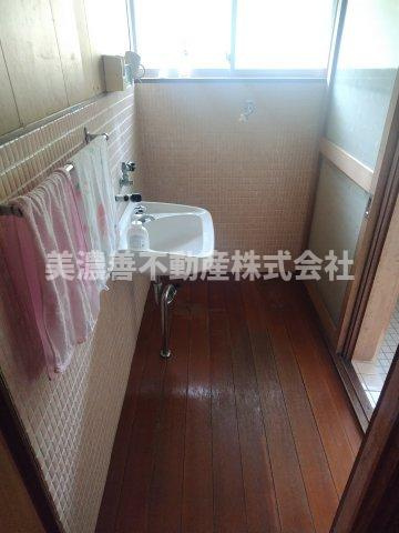 ６５１３６　岐阜市長良戸建の独立洗面台