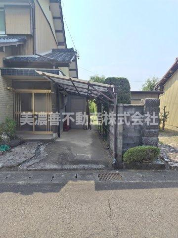 ６５１３６　岐阜市長良戸建の駐車場