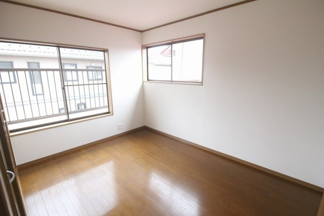小山市西城南7丁目　1期の寝室|2面採光で明るい陽射しが差し込む6帖洋室です！朝日を感じながら気持ちよく1日をスタートできそうですね！