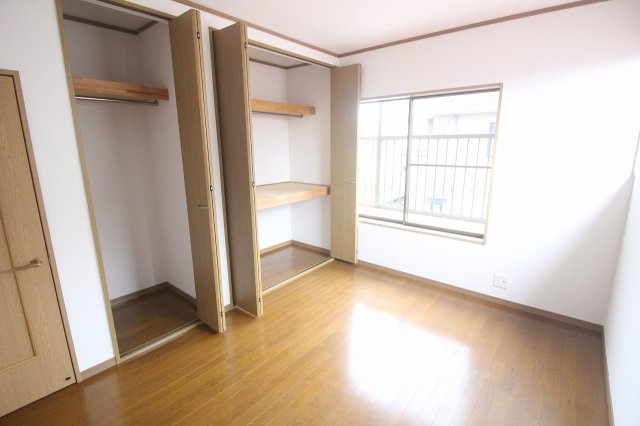 小山市西城南7丁目　1期の寝室|クローゼットが2ヶ所あり、ご夫婦それぞれで使い分けも可能！お部屋を広くスッキリ保てます！