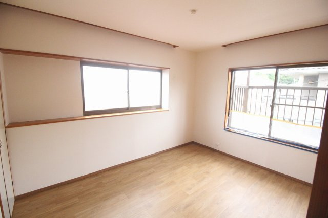 小山市西城南7丁目　1期の子供部屋|2面採光で明るく風通しも良好な6帖洋室です！お子さまが成長しても使いやすいシンプルな空間です！