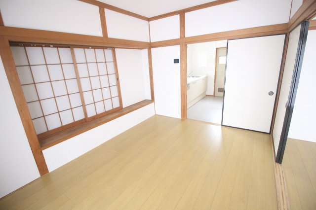 小山市西城南7丁目　1期の洋室|キッチンに隣接した6帖洋室です！お子さまの遊び場や家事の合間にくつろげる空間としても活躍します！