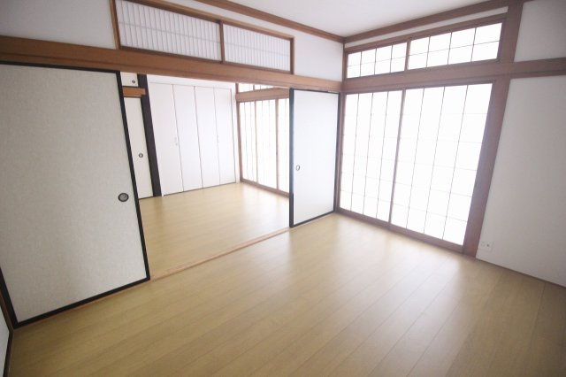 小山市西城南7丁目　1期の洋室|隣のお部屋と続き間として使えるので、来客時や家族が集まる場面でもゆったり過ごせそうですね！