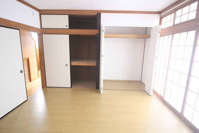 小山市西城南7丁目　1期の洋室|クローゼットと押入の両方を備えた収納豊富なお部屋です！季節物や普段使いの物もスッキリ整理できます！