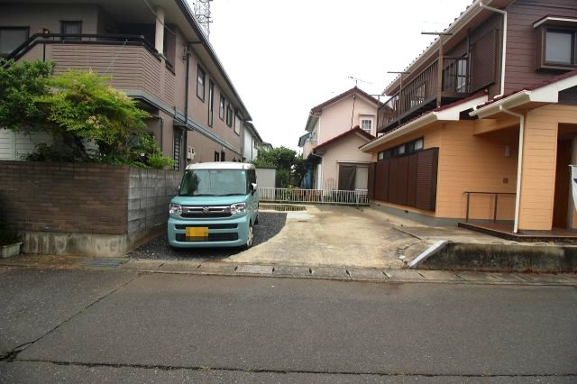 小山市西城南7丁目　1期の駐車場|駐車スペースをしっかり確保！お車の出し入れもしやすく、来客時にも安心して対応できそうですね！