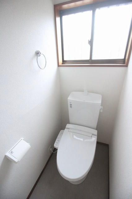 小山市西城南7丁目　1期のトイレ|新品交換済みのトイレです！窓付きで明るく、気持ちよく使える清潔感のある空間です！