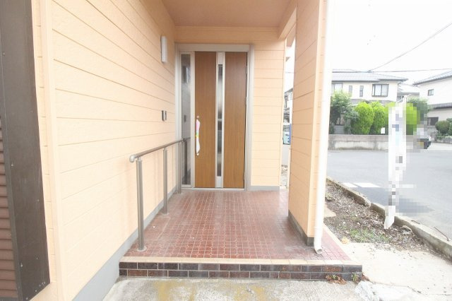 小山市西城南7丁目　1期の玄関|屋根付きの玄関ポーチで雨の日の出入りも安心！手すり付きなので小さなお子さまやご年配の方にも配慮されています！