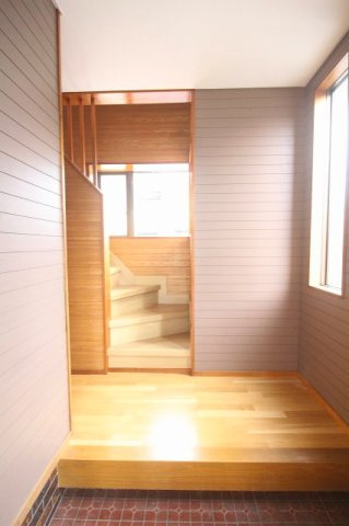 小山市西城南7丁目　1期の玄関|やさしい光が差し込む明るい玄関ホールです！お客様を気持ちよく迎えられる開放感があります！